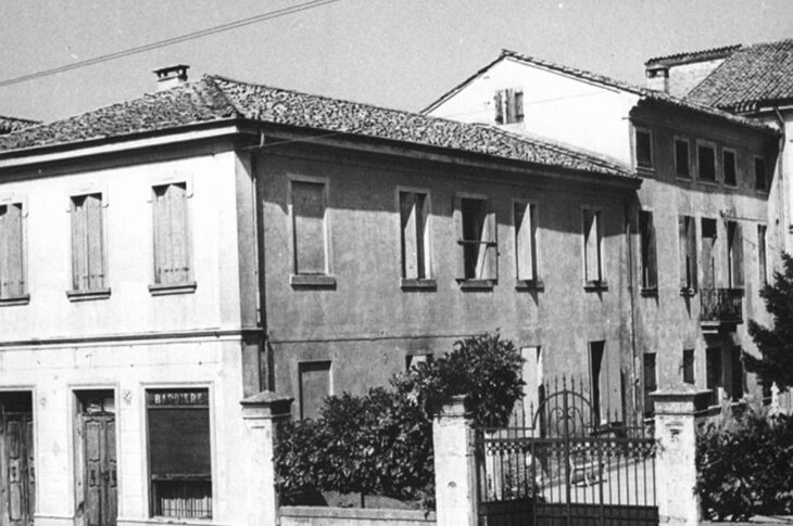 Esterno di edificio e giardino recintato