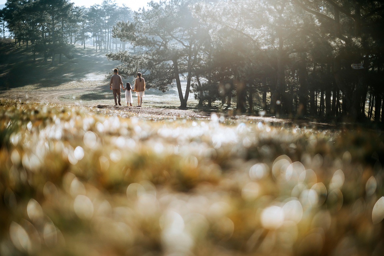 Famiglia che cammina su un sentiero